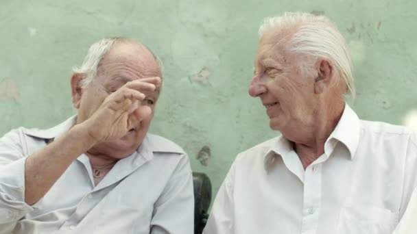 Groep van drie oudere mannelijke vrienden praten en lachen — Stockvideo