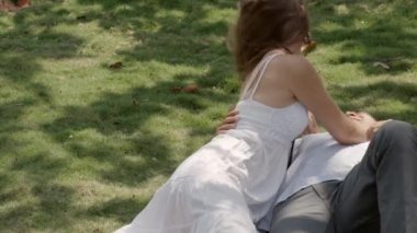 İki aşık, parkta çim döşeme