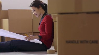 Orta yetişkin mutlu kadın Hareketli Kutular ile yeni bir ev için