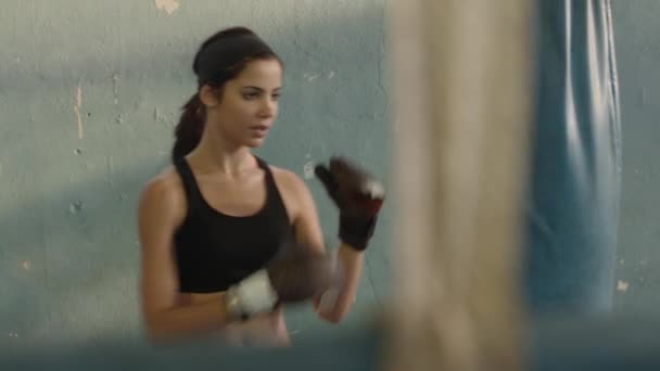 Csinos, fiatal spanyol nő képzés boksz edzőterem
