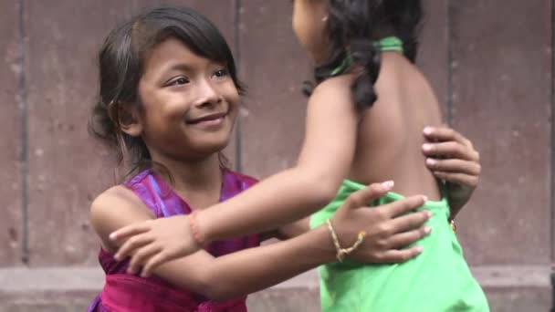 Feliz poco asiático chica abrazando hembra bebé y sonriendo — Vídeos de Stock