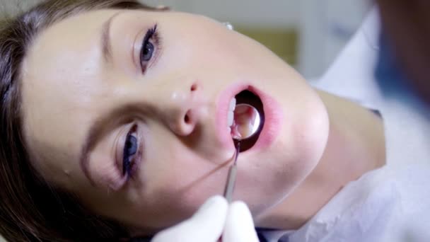mladá žena v zubní klinice s zubař kontrolu zubní hygieny