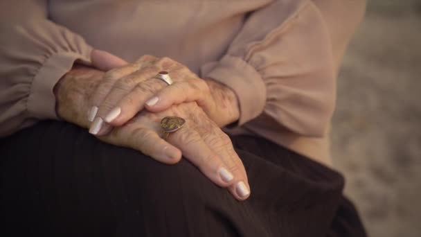 Ciddi yaşlı kadın portresi — Stok video