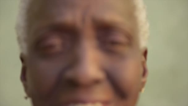 Portret van bizarre senior Afrikaanse Amerikaanse vrouw lachen — Stockvideo