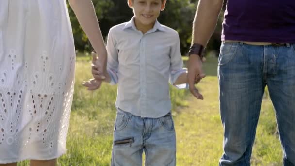 Padre e hijo tomados de la mano en el parque — Vídeo de stock