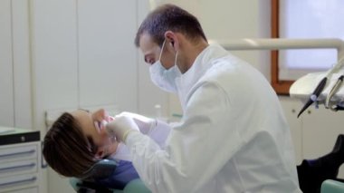 genç kadın dişçi diş hijyen denetimi ile diş Kliniği