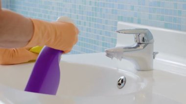 Aktif emekli kadın ev işleri yapıyor ve evde banyo temizliyor.