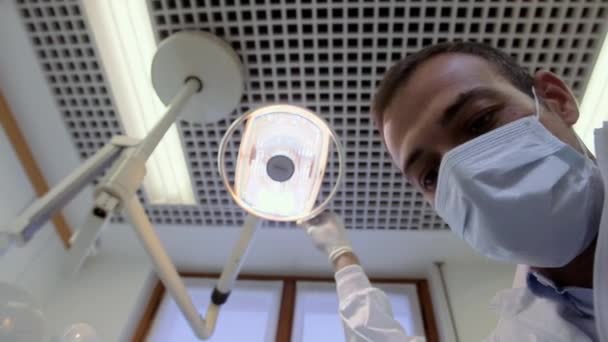 Dentista e assistente de trabalho, inspecionando a boca do paciente doente — Vídeo de Stock