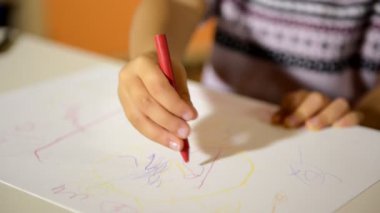 Çizim renkleri ve boya kalemi ile mutlu iki kızın anaokulunda
