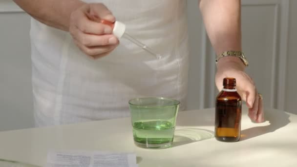 Gezondheidsproblemen, oude vrouw die medicijnen op recept neemt en drinkt — Stockvideo