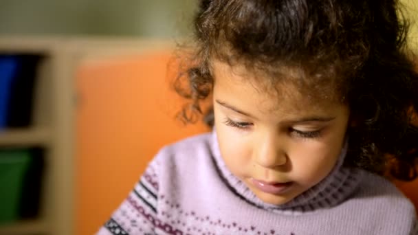 Zwei glückliche Freundinnen zeichnen im Kindergarten mit Farben und Buntstiften — Stockvideo