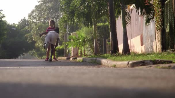 Crianças e diversão, amigos jogando hopscotch na rua da cidade — Vídeo de Stock