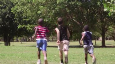 çalışan ve oynamak, city Park arkadaş grubu çocuklar