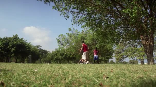 Jóvenes amigos, equipo de fútbol — Vídeo de stock