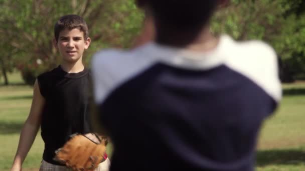 Jeunes amis, équipe de baseball avec des enfants souriant à la caméra 