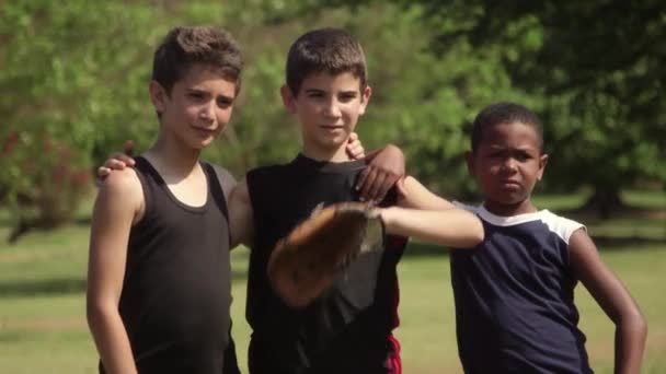 Молодые друзья, бейсбольная команда с детьми, улыбающимися в камеру — стоковое видео