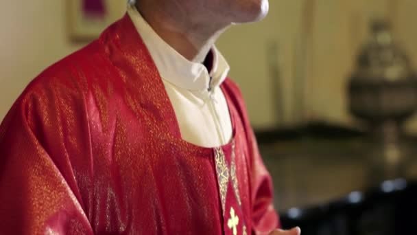 Retrato del feliz sacerdote católico sonriendo en el altar de la iglesia — Vídeos de Stock