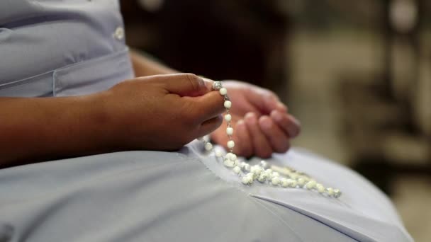 E religião, freira orando na igreja durante a missa — Vídeo de Stock