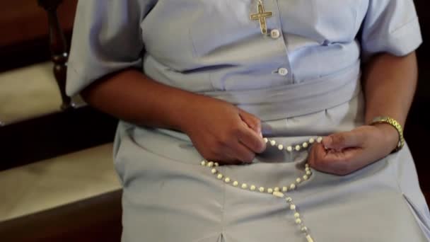 Y la religión, monja rezando en la iglesia durante la misa — Vídeo de stock