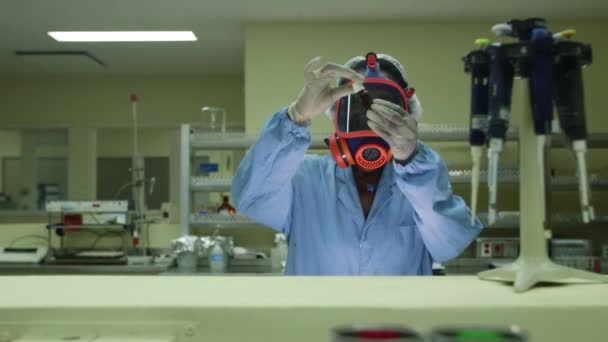 Biotechnologie- und Pharmalabor, Mitarbeiter mit Impfstoff — Stockvideo