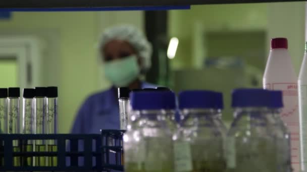 Биотехнологическая и фармацевтическая лаборатория, сотрудник с вакциной — стоковое видео