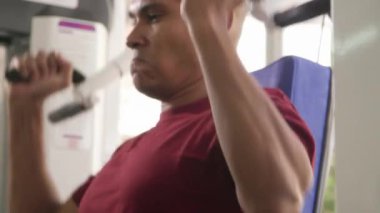 oldukça genç adam spor salonunda çalışıyor