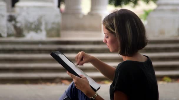 Giovane femmina e college, arte femminile studente disegno e schizzo — Video Stock