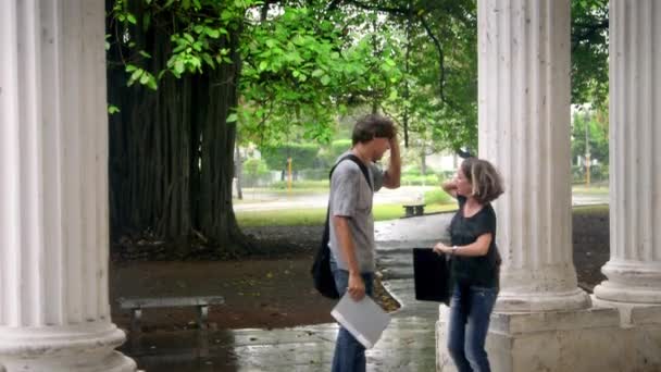 Retrato de jóvenes en la escuela, dos estudiantes universitarios felices sonriendo — Vídeos de Stock