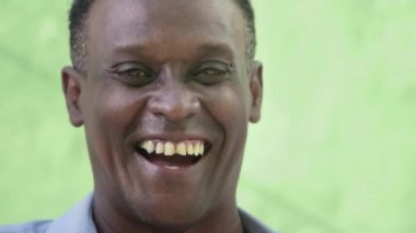 Kameraya bakarak mutlu ve ciddi üst düzey siyah adam