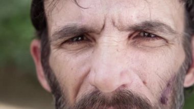 portre sakal, hüzünlü yetişkin İspanyol adamla yakın çekim