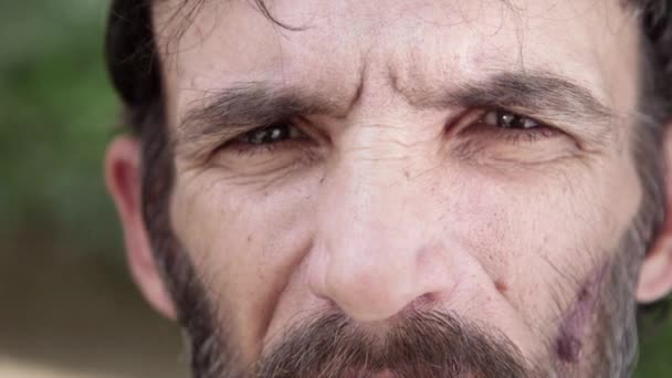 Portret van triest volwassen Spaanse man met baard, close-up — Stockvideo