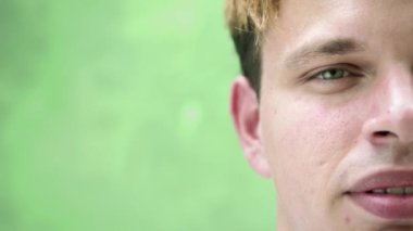 mutlu genç beyaz adam kameraya bakıyor ve gülümsüyor