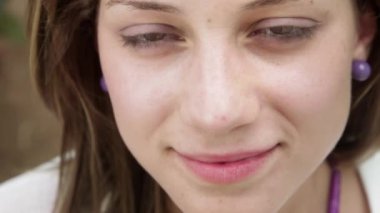 Kameraya bakarak, mutlu, güzel genç kadın portresi