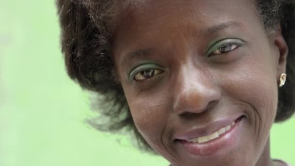 Ritratto di donna nera matura felice guardando la macchina fotografica — Video Stock