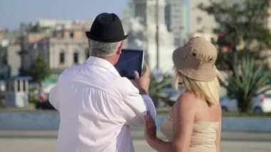 yaşlı adam ve kadın söz, Şehir Parkı içinde öpüşme