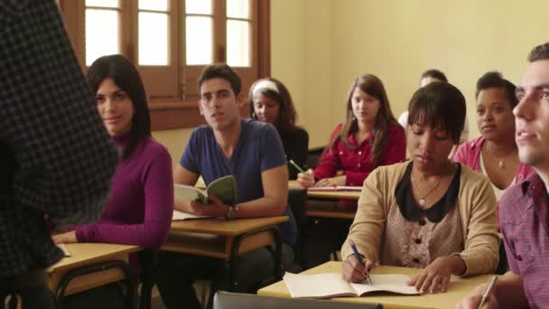 Escuela, grupo de estudiantes universitarios hablando en el aula — Vídeos de Stock