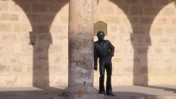 Catedral y estatuas en Plaza — Vídeo de stock