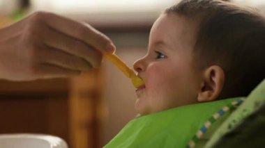 Anne bebek maması bebek besleme