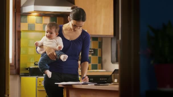 Mujer y bebé en la cocina — Vídeo de stock