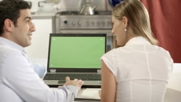 Jeune homme et femme utilisant ordinateur portable PC avec écran vert pour Internet et email à la maison . — Video
