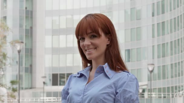 Portrait of happy confident business woman looking and smiling at camera. — Stock Video