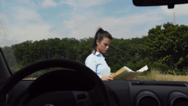 Frustrerade unga kvinnan söker riktningar på road atlas, bilförare förlorade på landsbygden — Stockvideo