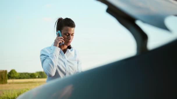 řidič frustrace a nouzové telefonní hovor, ženy s poruchou motoru auta volání odtahovka s mobilní telefon