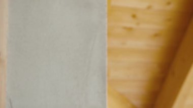 işçi, gözlüklerini koyarak tesisatçı