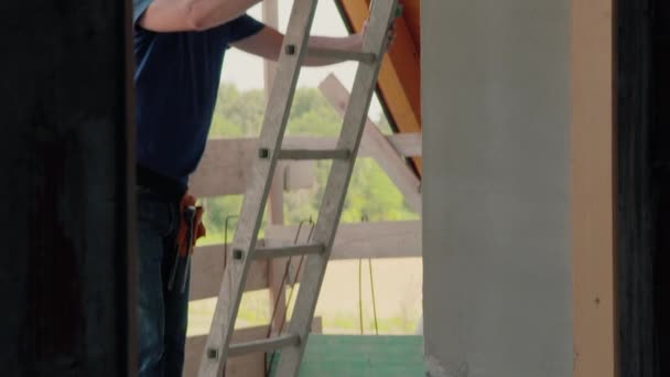 Manual workers,using ladder — Stock Video