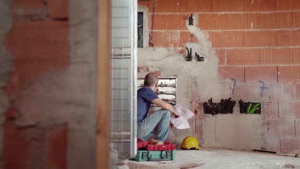 Manual workers saluting and collaborating. — Stock Video