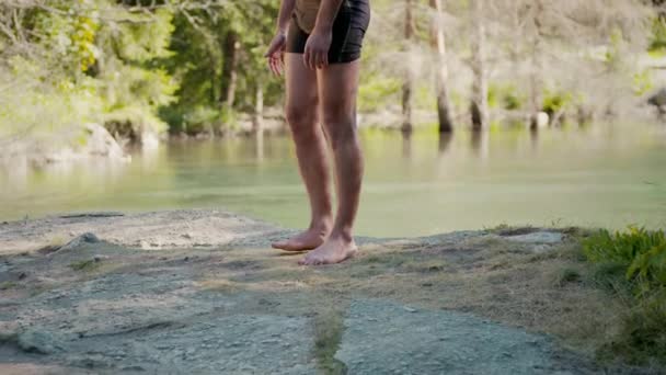 Homme étirant après l'entraînement . — Video