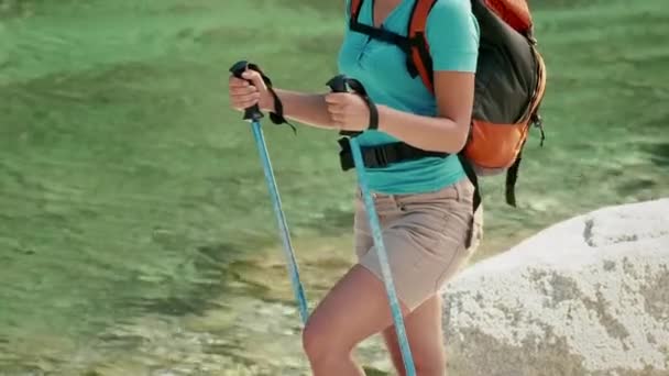 Dívka horolezectví a pěší turistika v horách — Stock video