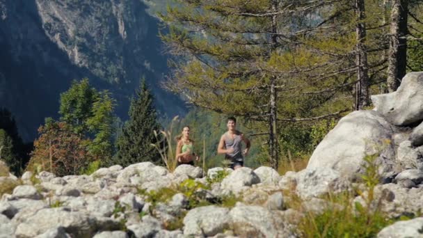 Pessoas correndo em trilha de montanha . — Vídeo de Stock