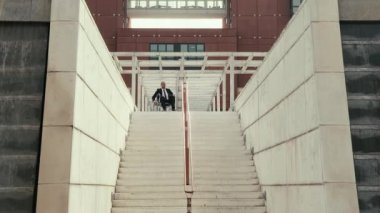 adam tekerlekli sandalye şehirdeki merdiven inmeye çalışırken üzerinde.